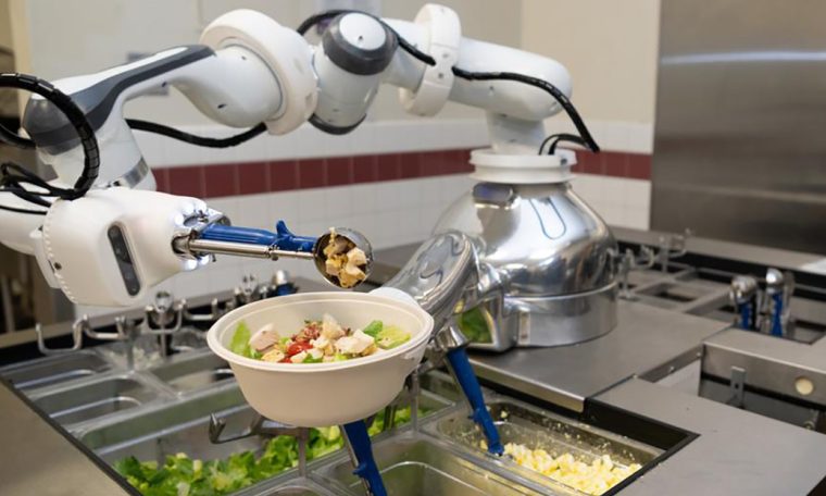 Instalan un brazo robótico en una cafetería de una base militar de EE.UU. capaz de asar bistecs y preparar ensaladas en 15 minutos