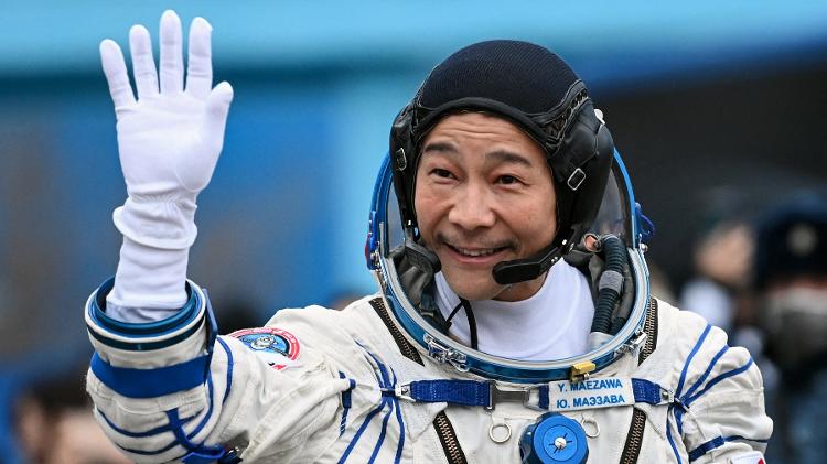 Japanese billionaire Yusaku Maezawa waves before aboard the Soyuz MS-20 spacecraft ahead of launch at the Baikonur Cosmodrome in Kazakhstan.  - Kirill Kudryavtsev / Poole / AFP - Kirill Kudryavtsev / Poole / AFP