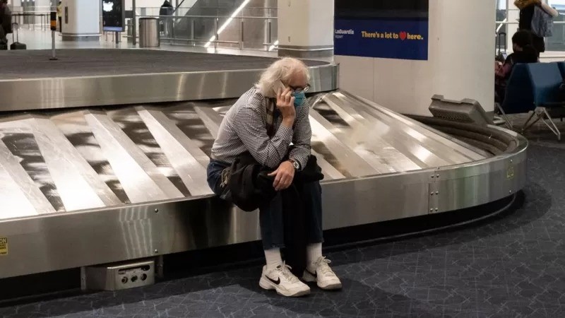 Passengers at the US airport of LaGuardia on December 24;  The need to isolate crew members due to COVID-19 has forced flight cancellations primarily in China and the United States (Photo: Getty Images)