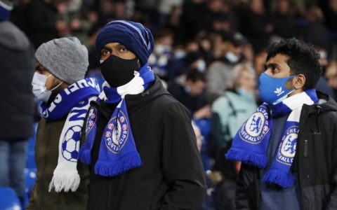 Covid-19 cases in the UK have increased manifold.  In the photo, Chelsea fans protect themselves with masks Photo: PETER CZIBORRA / Action Images via Reuters