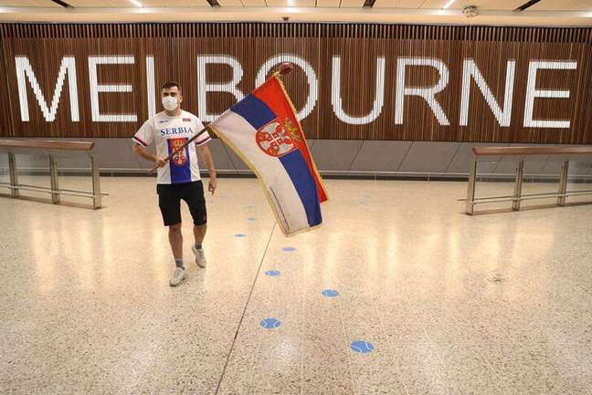 Tennis player Novak Djokovic's fan at Melbourne airport in Australia.  6/1/2022.  Reuters/Lorraine Elliot