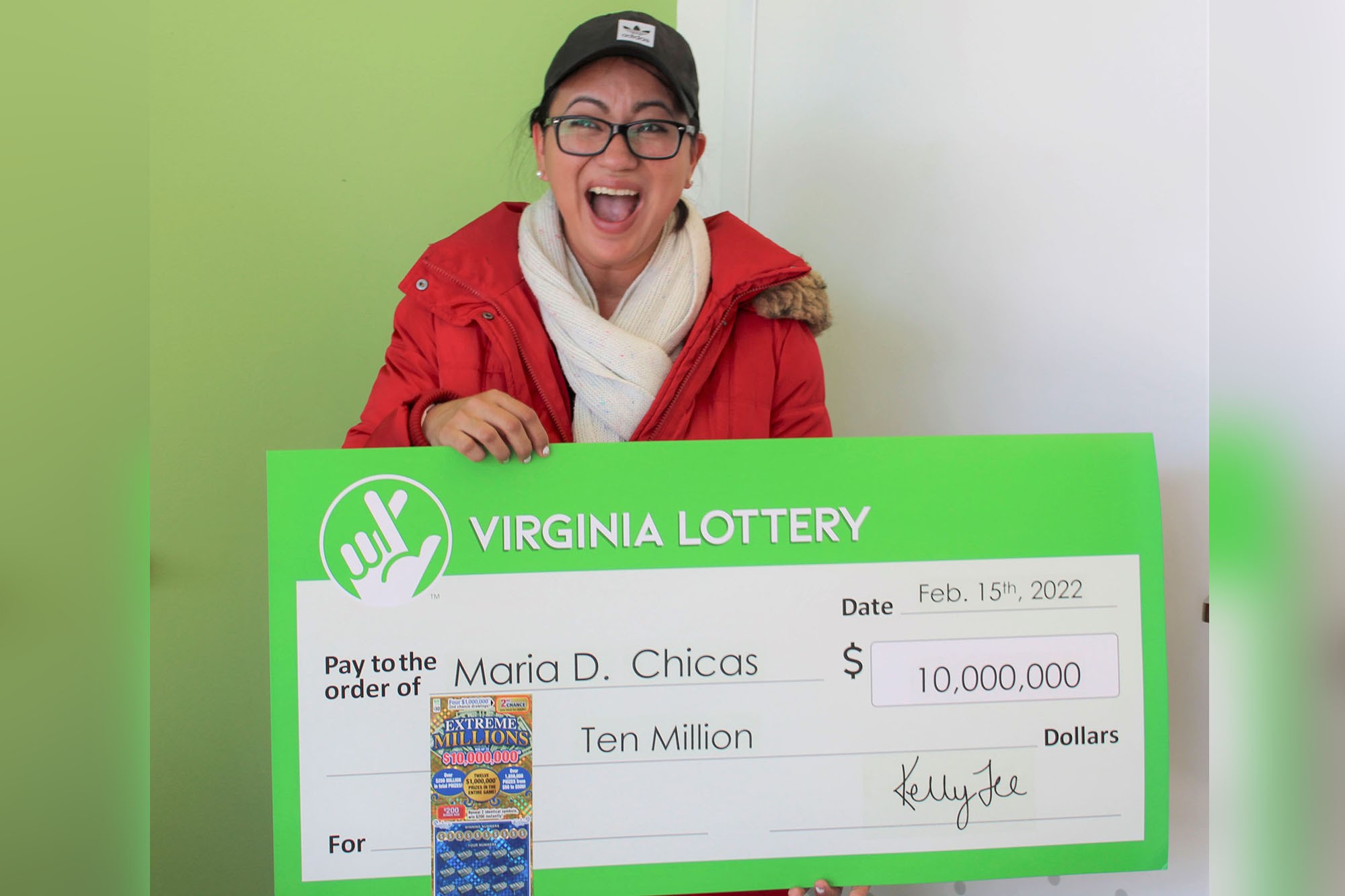 In the US, a man presents his wife with lottery tickets worth more than 50 million (Photo: Reproduction/NY Post/Virginia Lottery)