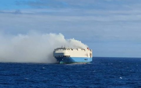 Luxury car ship catches fire, abandoned by crew and washed away - 02/17/2022 - World
