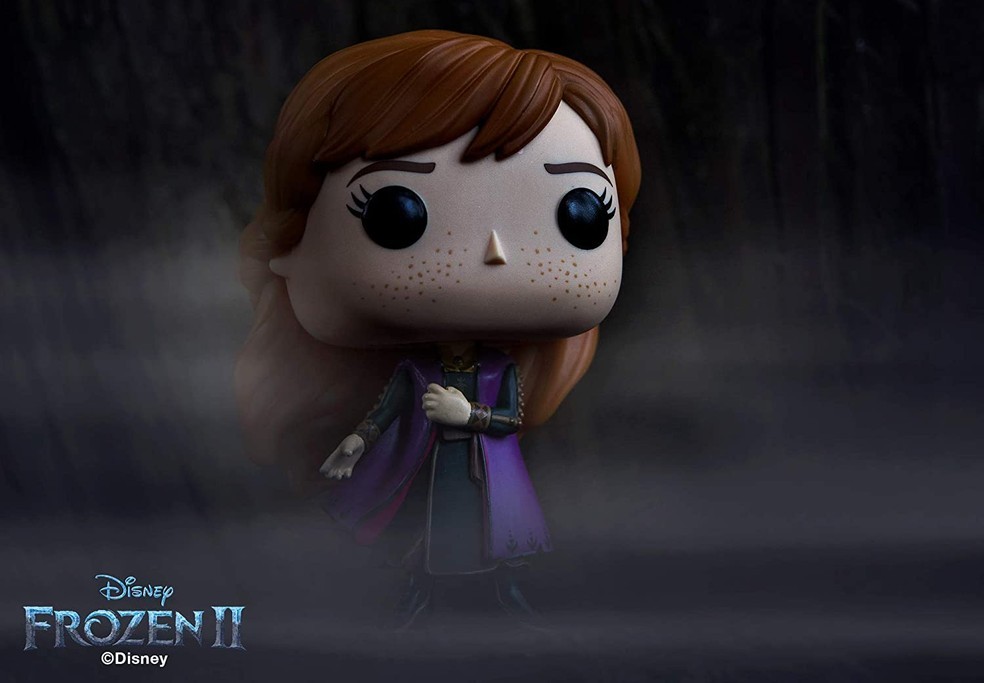 Collectible Features Anna wearing a purple coat with pink interior from Frozen 2 (Photo: Playback/Amazon)