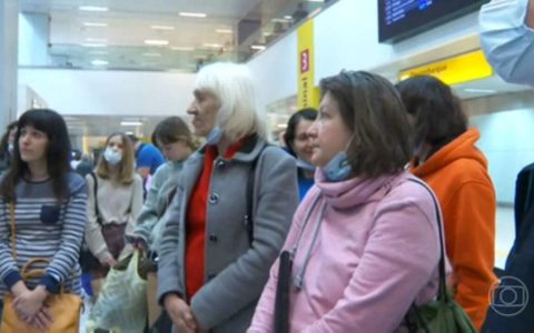 First group of Ukrainian refugees reaches Brazil  national magazine