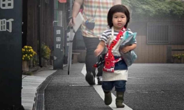 Kids run on the road alone at work: Japanese show comes to Netflix