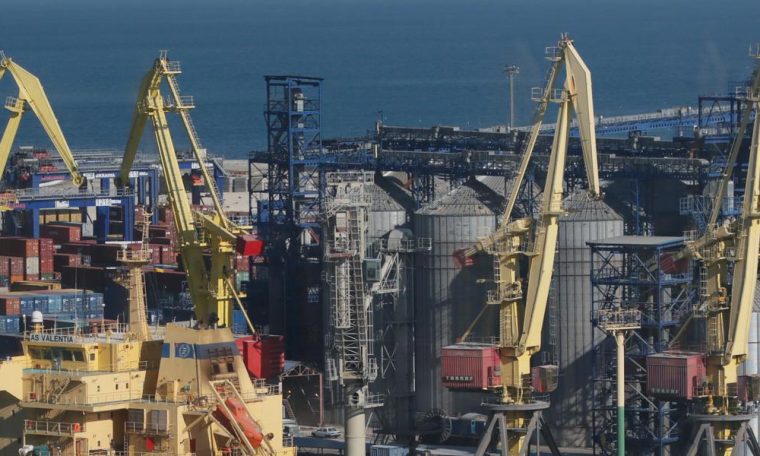 www.brasil247.com - Vista de instalações portuárias no porto de Odessa, no Mar Negro