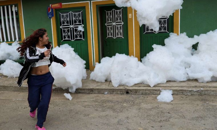 The city in Colombia has been 'invaded' by Foam;  see photos