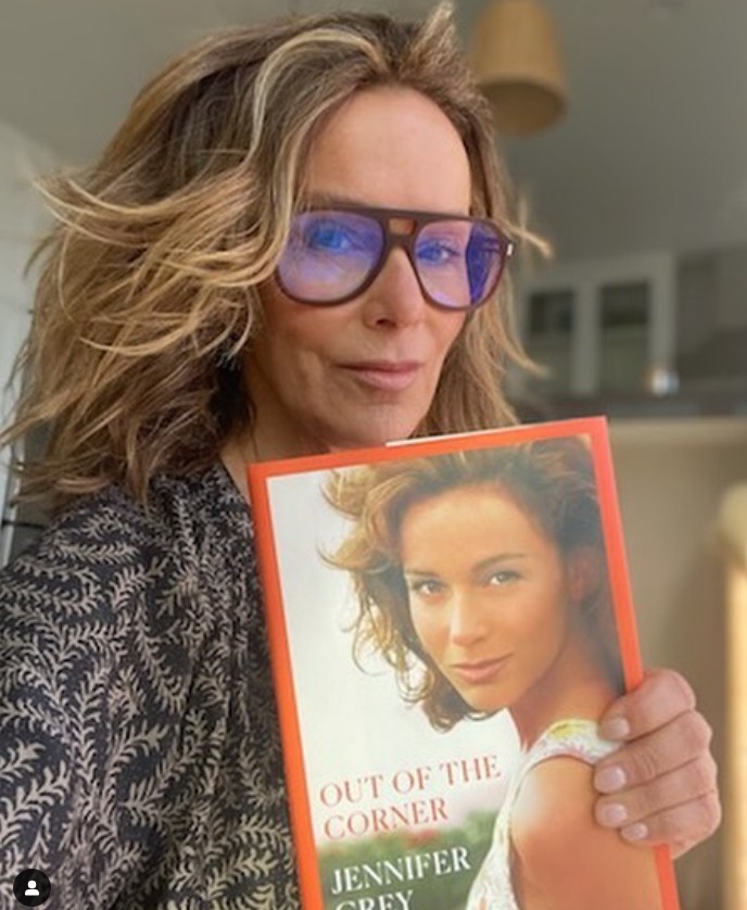 Jennifer Gray with her autobiography, Out of the Corner (Photo: Playback/Instagram)