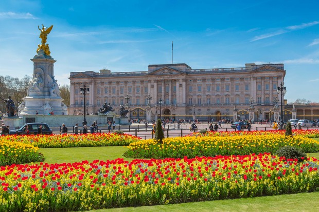 Find a tour of Queen Elizabeth's palaces in the UK - Queen Elizabeth _ Buckingham Palace (Photo: Getty Images)