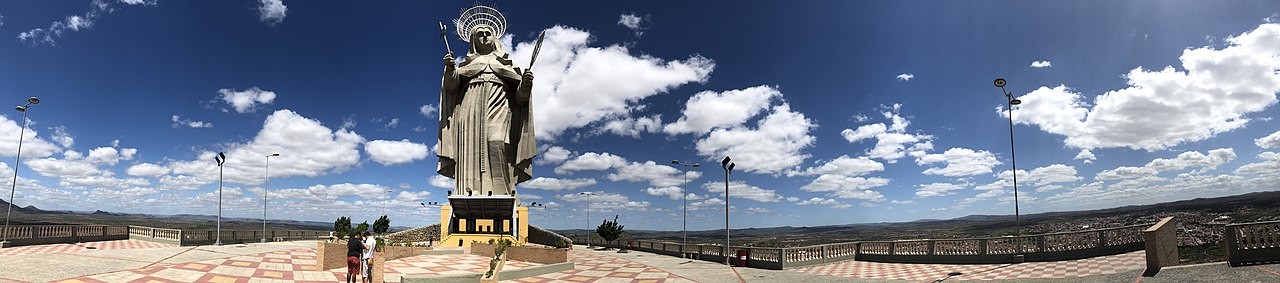 The Statue of Santa Rita de Cassia is located in the city of Santa Cruz (RN) and stands 56 meters high (Photo: Greysac / Wikimedia Commons)
