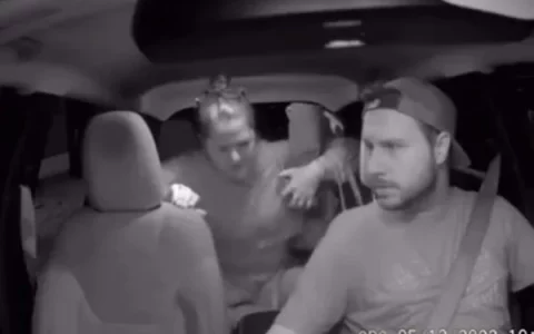 Print do vídeo em que motorista é ameaçado depois de expulsar passageira que fez comentários racistas.