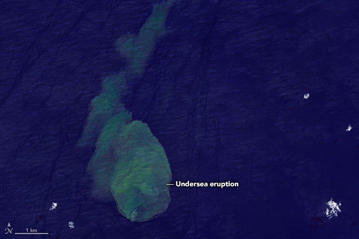 Famous for sharks, an underwater volcano erupts (Photo: Disclosure/NASA)