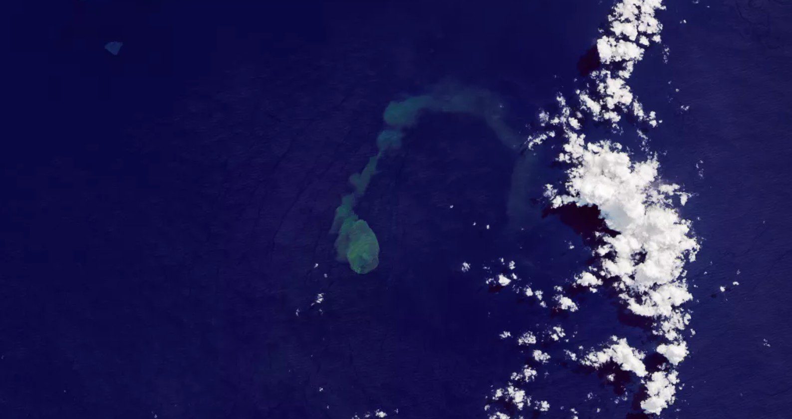 Famous for sharks, an underwater volcano erupts (Photo: Disclosure/NASA)