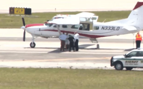 How the passenger landed the plane after the pilot passed away