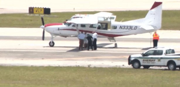 How the passenger landed the plane after the pilot passed away