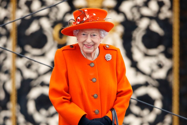 LONDON, UNITED KINGDOM - 07 OCTOBER: (Restricted for publication in UK newspapers until 24 hours after making date and time) Queen Elizabeth II (patron of the Commonwealth Games Federation), wearing her Nizam of Hyderabad Diamond Rose brooch, l (Photo: Getty Images)