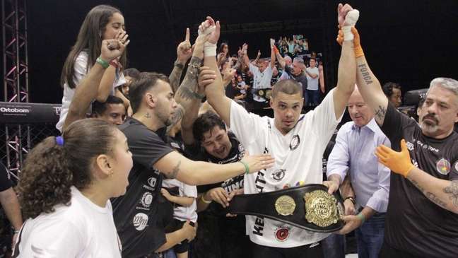 Cumuel celebrated the title with his family (Photo: Leonardo Fabri)