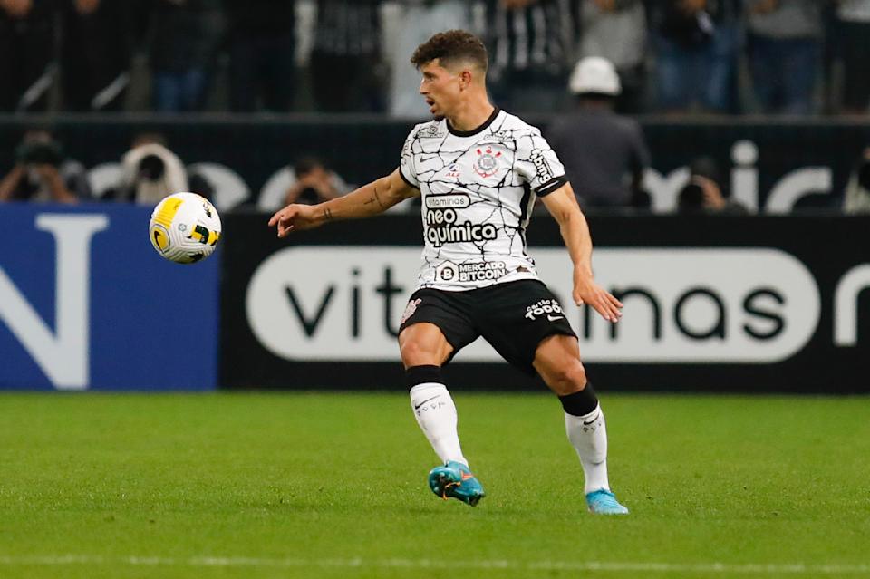 Rafael Ramos during a game for Corinthians (Photo: Ricardo Moreira / Getty Images)