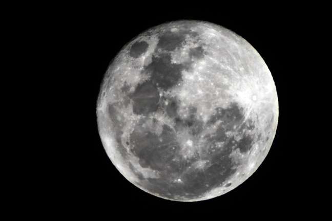 The moon appeared very bright in the sky of Curitiba 
