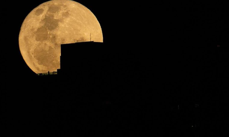 'Strawberry Supermoon' attracts attention in Brazil and around the world;  see photos