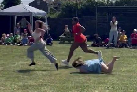 Woman falls while running in competition invited by daughter in England