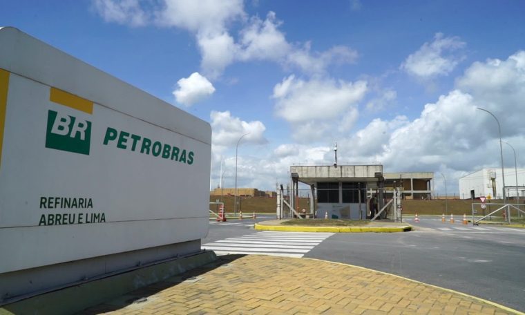 Petrobras resumes processes for sale of three refineries  Economy