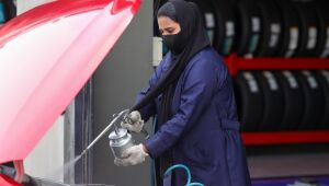 Saudi women repair cars after driving license