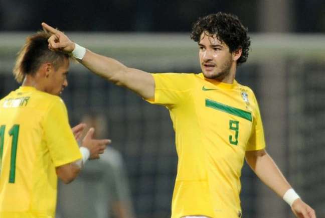 Alexandre Pato competes with the Brazil national team at the 2011 Copa America (Photo: Antonio Sforza / AFP)