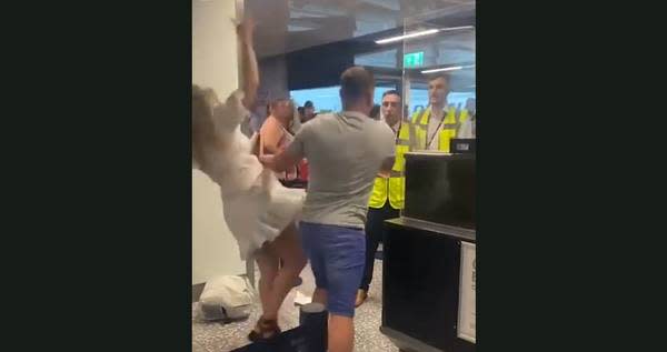 Man attacks airport staff in England during boarding;  Video