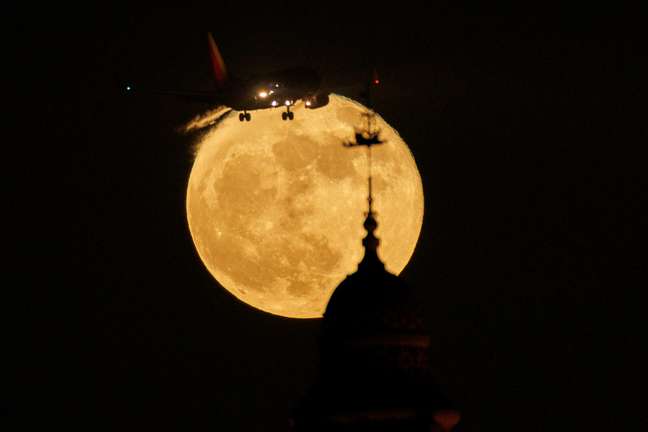 In California, United States, the supermoon appeared between buildings and a passing plane just at the moment of the photo.