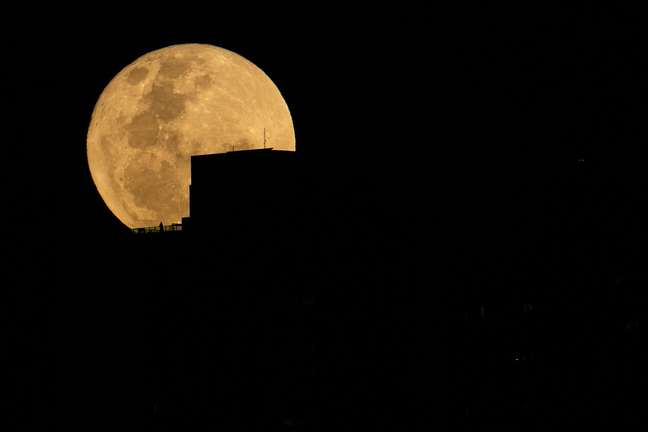 The full moon planted itself in the sky of Belo Horizonte 
