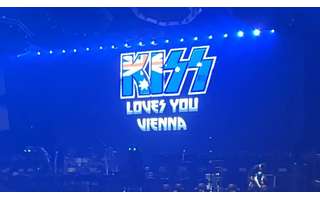 The message on the screen shows the band's farewell ceremony in Vienna, Austria, using the Australian flag.