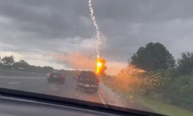 Woman records the exact moment when lightning struck her husband's car in America