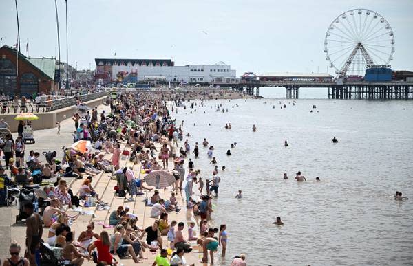 UK record heat wave brings thousands to beaches