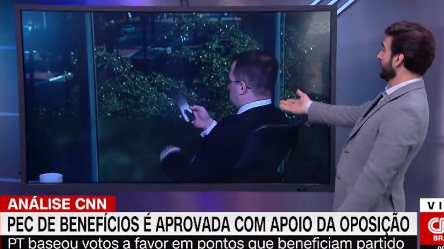 Evandro Cini upset by technical glitch on CNN Novo Dia